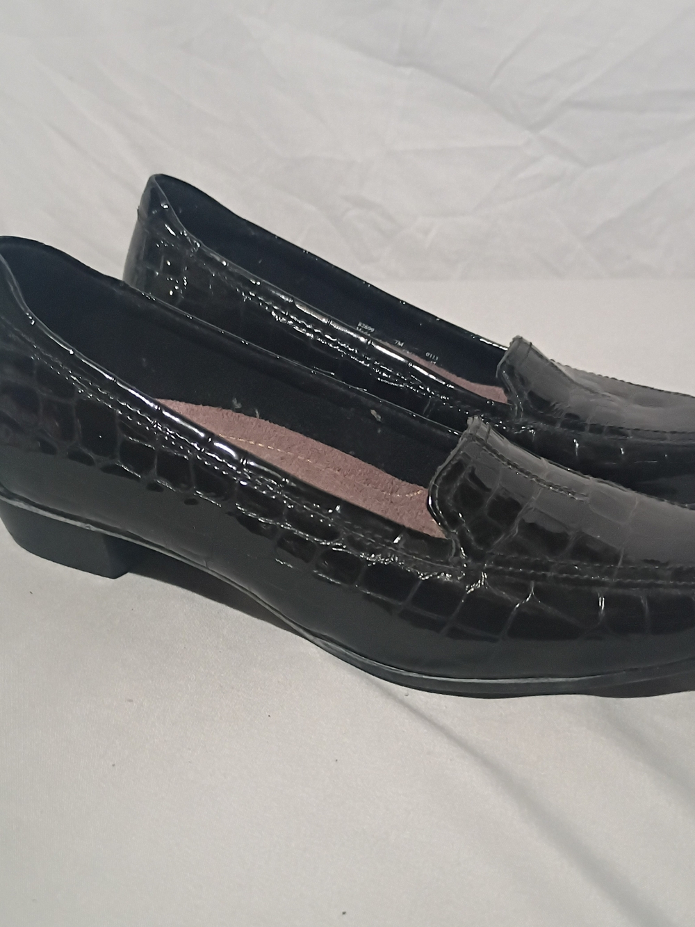 Clarks Women's Black Leather Croc-Embossed Slip-On Loafers 7M